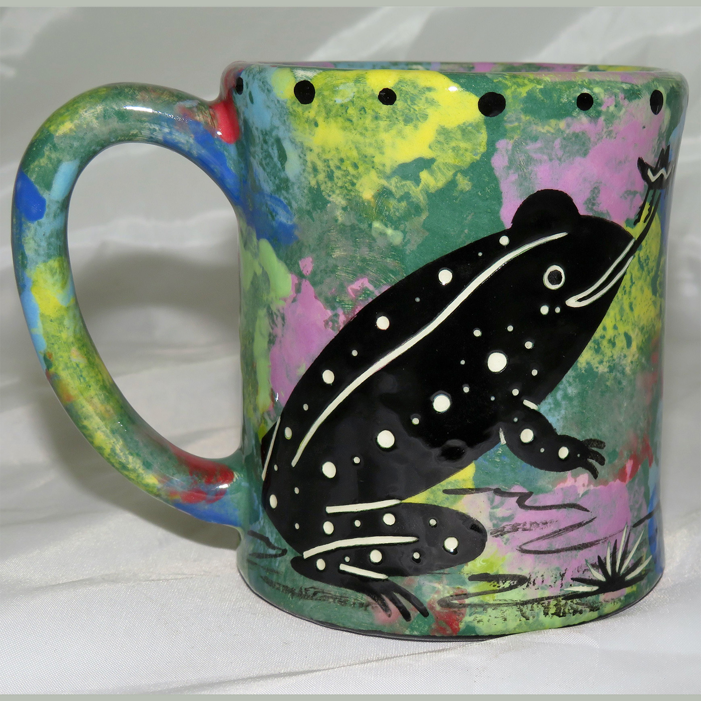 Mana Pottery e-mug featuring toad with desert landscape on reverse.