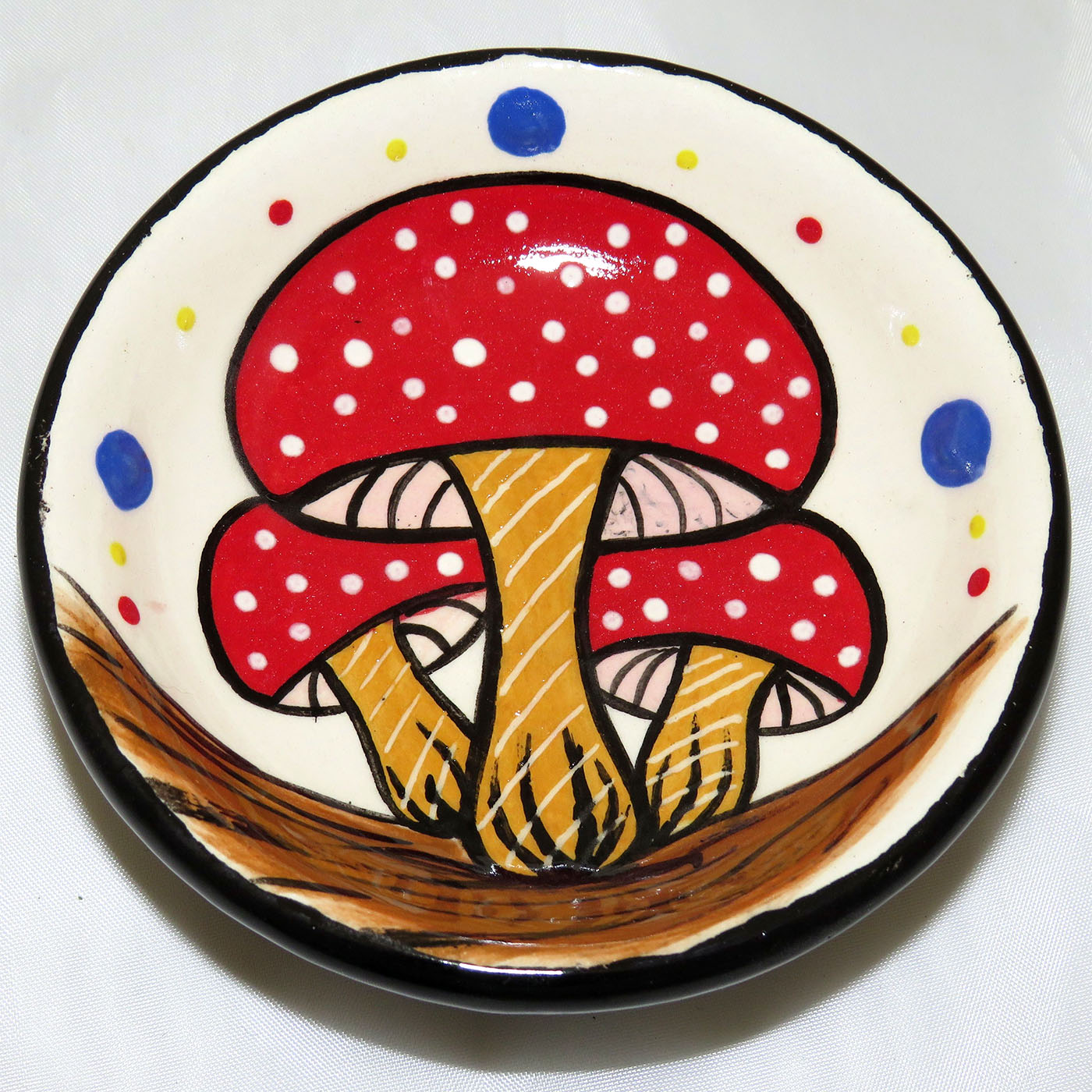 Mana Pottery teabag holder featuring three Amanita mushrooms with red caps.