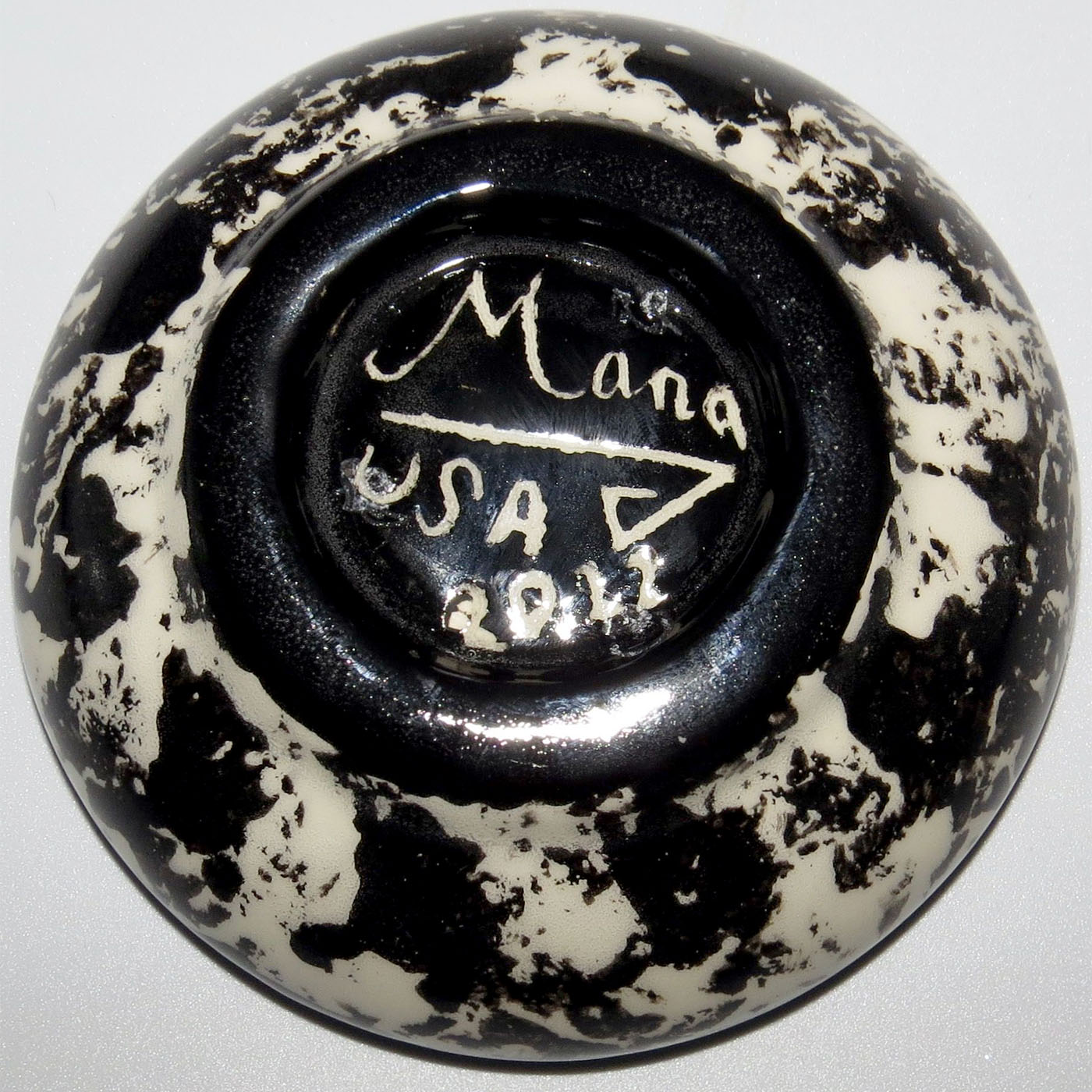 Mana Pottery teabag holder featuring cactus wren on rose. Underside.