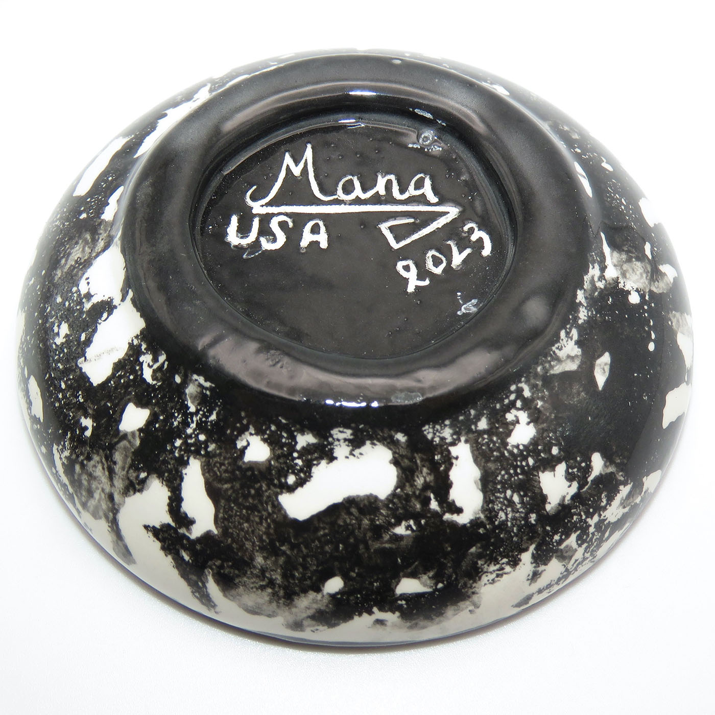 Mana Pottery teabag holder featuring Peyote in bloom, with marbled black and white underside.