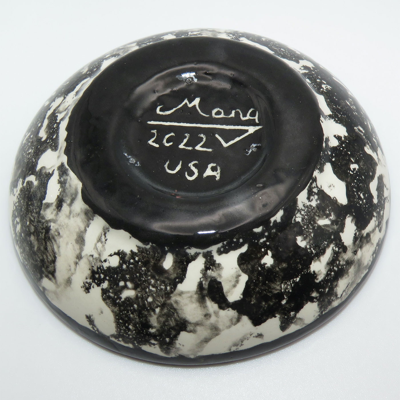 Mana Pottery teabag holder featuring Peyote in bloom, with marbled black and white underside.