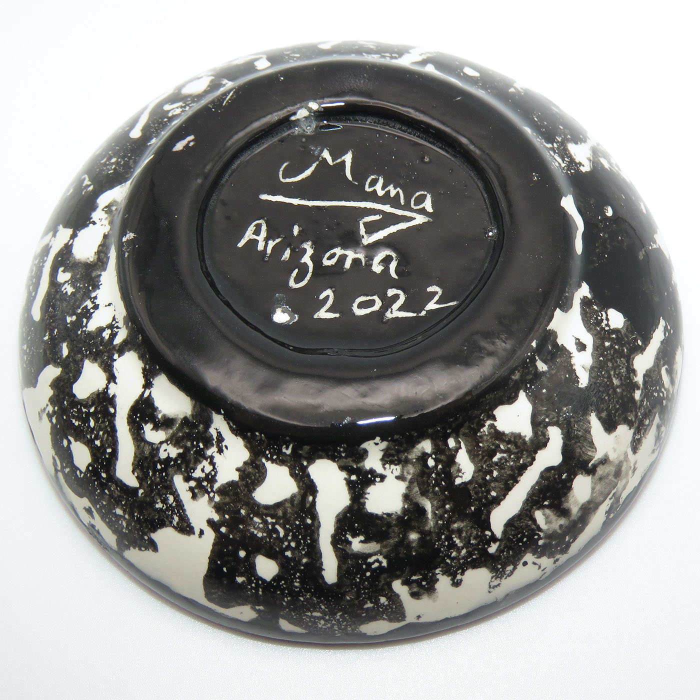 Mana Pottery teabag holder featuring Peyote in bloom, with marbled black and white underside.